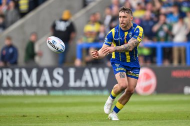 Warrington Wolves 'tan Sam Powell, 1 Haziran 2024' te İngiltere 'nin Warrington kentinde oynanan 13. Warrington Wolves vs Wigan Warriors maçında pas verdi.