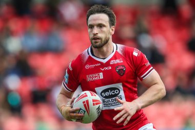 Salford Red Devils takımından Joe Mellor, Salford Community Stadyumu 'nda oynanan Salford Red Devils - London Broncos maçında 2 Haziran 2024' te Betfred Süper Lig karşılaşmasında topa vurdu.