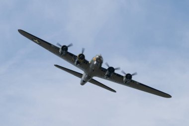 Boeing B-17G Uçan Kale 'Sally B, Midlands Hava Festivali sırasında, Alcester, İngiltere, 2 Haziran 2024