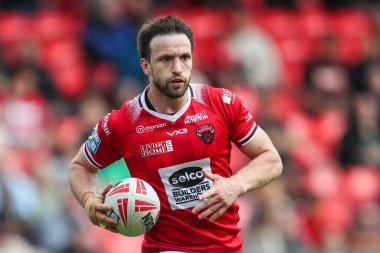 Salford Red Devils takımından Joe Mellor, Salford Community Stadyumu 'nda oynanan Salford Red Devils - London Broncos maçında 2 Haziran 2024' te Betfred Süper Lig karşılaşmasında topa vurdu.