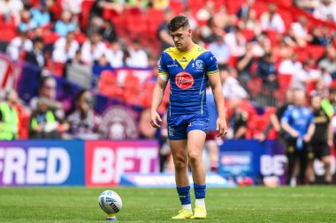 Warrington Wolves 'tan Josh Thewlis, 8 Haziran 2024' te Wembley Stadyumu 'nda oynanan Betfred Challenge Cup final maçında penaltı atışına hazırlanıyor. 