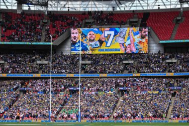 Taraftarlar, 8 Haziran 2024 'te Wembley Stadyumu, Londra, İngiltere' de oynanan Betfred Challenge Kupası final maçı Warrington Wolves vs Wigan Warriors maçında Rob Burrow CBE 'yi alkışlıyor. 