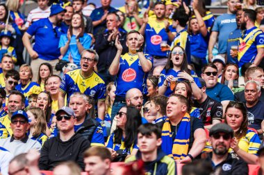 Warrington Wolves taraftarları, 8 Haziran 2024 'te Wembley Stadyumu' nda oynanan Warrington Wolves vs Wigan Warriors maçından önceki maç öncesi atmosferin tadını çıkarmaktadır. 