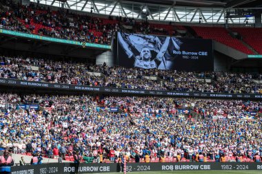 Oyuncular, maç yetkilileri ve taraftarları, 8 Haziran 2024 'te Londra, Wembley Stadyumu' nda oynanan Betfred Challenge Cup final maçı öncesinde Rob Burrows CBE için bir dakikalık saygı duruşunda bulundular. 