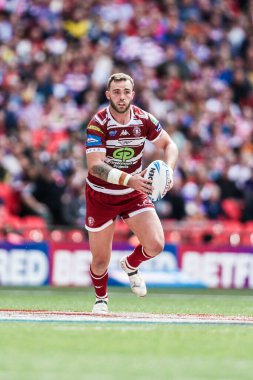 Wigan Warriors takımından Kaide Ellis, 8 Haziran 2024 'te Wembley Stadyumu' nda oynanan Warrington Wolves vs Wigan Warriors final maçında topla koşuyor. 