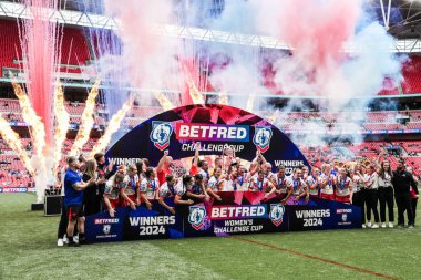 St Helens, 8 Haziran 2024 'te İngiltere' nin Wembley Stadyumu 'nda oynanan Betfred Kadınlar Kupası final maçı sonrasında kupayı kaldırdı. 