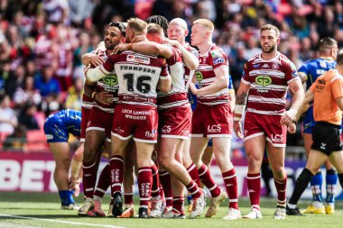 Wigan Warriors 'dan Bevan French, 8 Haziran 2024' te Wembley Stadyumu 'nda oynanan Betfred Challenge Cup final maçında takım arkadaşlarıyla denemesini kutluyor. 
