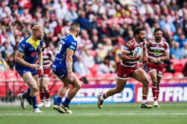 Wigan Warriors 'dan Kruise Leeming, 8 Haziran 2024' te Wembley Stadyumu 'nda oynanan Warrington Wolves vs Wigan Warriors final maçında topu aldı. 