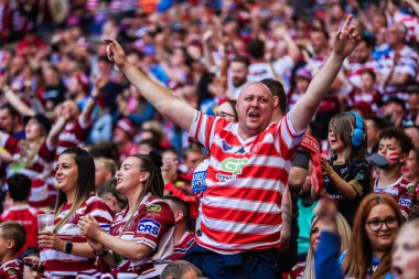 Wigan Warriors taraftarları, 8 Haziran 2024 'te Wembley Stadyumu' nda oynanan Warrington Wolves vs Wigan Warriors final maçı sonrasında takımlarının galibiyetini kutluyorlar. 