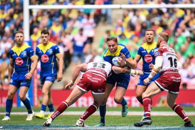 Warrington Wolves 'dan James Harrison, Wigan Warriors' tan Kaide Ellis tarafından 8 Haziran 2024 'te Wembley Stadyumu' nda oynanan Betfred Challenge Cup final maçında yenildi. 