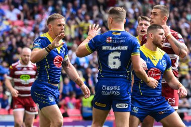 Warrington Wolves 'tan Matt Dufty, 8 Haziran 2024' te Wembley Stadyumu 'nda oynanan Betfred Challenge Cup final maçında 6-18' lik galibiyetini kutluyor. 