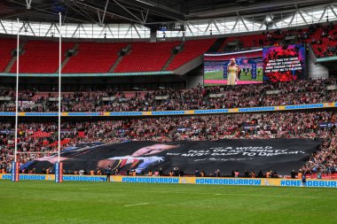 Rob Burrow CBE anısına Wembley Stadyumu 'nda Warrington Wolves' a karşı Wigan Warriors, 8 Haziran 2024 tarihli Betfred Challenge Kupası final maçı öncesinde bir tifo taraftarları. 