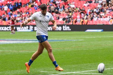 Warrington Wolves takımından Matty Ashton, 8 Haziran 2024 'te İngiltere' nin Wembley Stadyumu 'nda oynanan Betfred Challenge Kupası final maçı öncesinde ısınıyor. 