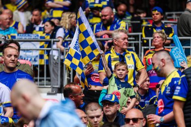 Warrington Wolves taraftarları, 8 Haziran 2024 'te Wembley Stadyumu' nda oynanan Warrington Wolves vs Wigan Warriors maçından önceki maç öncesi atmosferin tadını çıkarmaktadır. 