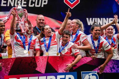 St Helens, 8 Haziran 2024 'te Londra' nın Wembley Stadyumu 'nda oynanan Betfred Kadınlar Kupası final maçı Leeds Gergedan-St Helens maçının ardından kupanın kaldırılmasını kutluyor. 