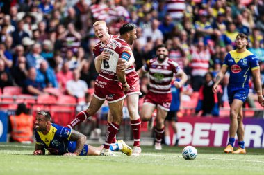 Wigan Warriors 'dan Bevan French, 8 Haziran 2024' te Wembley Stadyumu 'nda oynanan Warrington Wolves vs Wigan Warriors final maçında denemesini kutluyor. 