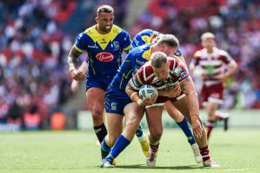 Bir Wigan Warriors oyuncusu, Warrington Wolves 'un 8 Haziran 2024' te Wembley Stadyumu 'nda Wigan Warriors' a karşı oynadığı Betfred Challenge Cup final maçında Warrington Wolves oyuncuları tarafından yakalandı. 