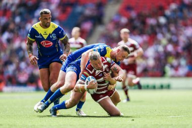 Bir Wigan Warriors oyuncusu, Warrington Wolves 'un 8 Haziran 2024' te Wembley Stadyumu 'nda Wigan Warriors' a karşı oynadığı Betfred Challenge Cup final maçında Warrington Wolves oyuncuları tarafından yakalandı. 