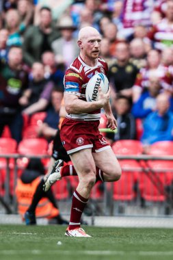 Wigan Warriors takımından Liam Farrell, 8 Haziran 2024 'te Wembley Stadyumu, Londra' da oynanan Warrington Wolves vs Wigan Warriors final maçında topa vuruyor. 