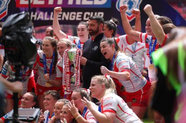 St Helens oyuncuları, 8 Haziran 2024 'te Londra, Wembley Stadyumu' nda oynanan Betfred Kadınlar Kupası final maçı Leeds Gergedan-St Helens maçının ardından zaferlerini kutluyorlar.