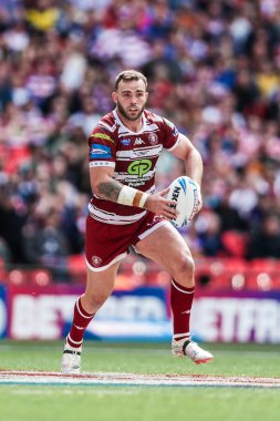 Wigan Warriors takımından Kaide Ellis, 8 Haziran 2024 'te Wembley Stadyumu' nda oynanan Warrington Wolves vs Wigan Warriors final maçında topla koşuyor. 