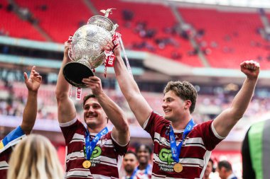 Wigan Warriors, 8 Haziran 2024 'te Wembley Stadyumu' nda oynanan Warrington Wolves vs Wigan Warriors final maçı sonrasında kupanın kaldırılmasını kutladı. 