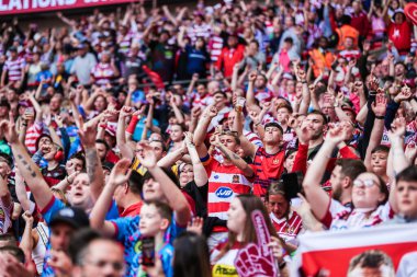 Wigan Warriors taraftarları, 8 Haziran 2024 'te Wembley Stadyumu' nda oynanan Warrington Wolves vs Wigan Warriors final maçı sonrasında takımlarının galibiyetini kutluyorlar. 