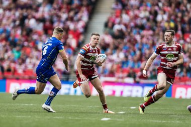 Wigan Warriors 'dan Jai Field, 8 Haziran 2024' te Wembley Stadyumu 'nda oynanan Warrington Wolves vs Wigan Warriors final maçında topla koşar. 