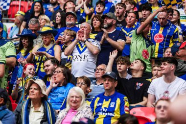 Warrington Wolves taraftarları, 8 Haziran 2024 'te Wembley Stadyumu' nda oynanan Warrington Wolves vs Wigan Warriors maçından önceki maç öncesi atmosferin tadını çıkarmaktadır. 
