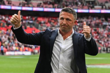 Warrington Wolves 'un baş antrenörü Sam Burgess, 8 Haziran 2024' te İngiltere 'nin Wembley Stadyumu' nda oynanan Betfred Challenge Cup final maçı sonrasında gezgin taraftarları alkışlıyor. 
