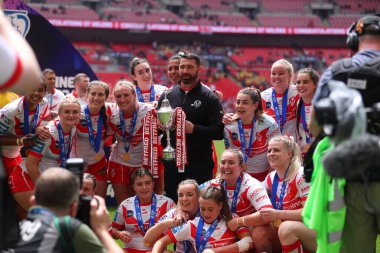 St Helens oyuncuları, 8 Haziran 2024 'te Londra, Wembley Stadyumu' nda oynanan Betfred Kadınlar Kupası final maçı Leeds Gergedan-St Helens maçının ardından zaferlerini kutluyorlar.