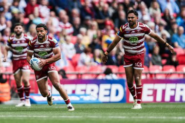 Wigan Warriors 'dan Kruise Leeming, 8 Haziran 2024' te Wembley Stadyumu 'nda oynanan Warrington Wolves vs Wigan Warriors final maçında topu aldı. 