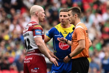Wigan Warriors 'dan Liam Farrell, 8 Haziran 2024' te İngiltere 'nin Wembley Stadyumu' nda oynanan Betfred Challenge Cup final maçında hakem Chris Kendall ile konuştu. 