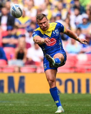 Warrington Wolves 'tan Josh Drinkwater, 8 Haziran 2024' te Wembley Stadyumu 'nda oynanan Betfred Challenge Kupası final maçında topu sahaya sürüyor. 
