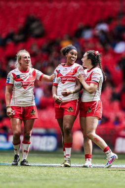 St Helens 'ten Chantelle Crowl, Betfred Kadınlar Kupası Final karşılaşmasında takım arkadaşlarıyla birlikte 8 Haziran 2024' te Wembley Stadyumu 'nda Leeds Gergedan' a karşı St. Helens maçını kutluyor. 