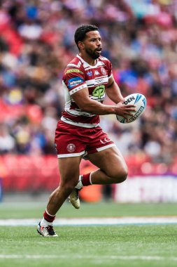 Wigan Warriors 'dan Kruise Leeming, 8 Haziran 2024' te Wembley Stadyumu 'nda oynanan Warrington Wolves vs Wigan Warriors final maçında topu aldı. 