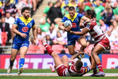 Warrington Wolves takımından Danny Walker, 8 Haziran 2024 'te Wembley Stadyumu' nda oynanan Warrington Wolves vs Wigan Warriors final maçında topu aldı. 