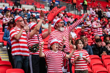 St Helens taraftarları, 8 Haziran 2024 'te İngiltere' nin Wembley Stadyumu 'nda oynanan Betfred Kadınlar Kupası final maçı Leeds Gergedan-St Helens maçının ardından takımlarının galibiyetini kutluyorlar. 