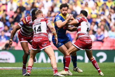 Warrington Wolves 'un Toby King' i, 8 Haziran 2024 'te Wembley Stadyumu' nda oynanan Betfred Challenge Cup final maçı sırasında Wigan Warriors 'un Bevan French' i tarafından yenildi. 