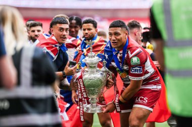 Wigan Warriors, 8 Haziran 2024 'te Wembley Stadyumu' nda oynanan Warrington Wolves vs Wigan Warriors final maçı sonrasında kupanın kaldırılmasını kutladı.  