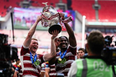 Wigan Warriors, 8 Haziran 2024 'te Wembley Stadyumu' nda oynanan Warrington Wolves vs Wigan Warriors final maçı sonrasında kupanın kaldırılmasını kutladı. 