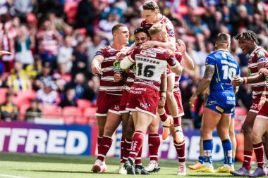 Wigan Warriors 'dan Bevan French, 8 Haziran 2024' te Wembley Stadyumu 'nda oynanan Betfred Challenge Cup final maçında takım arkadaşlarıyla denemesini kutluyor. 