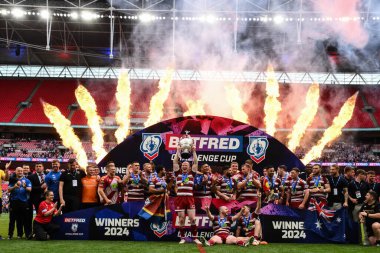 Wigan Warriors 'dan Liam Farrell, 8 Haziran 2024' te Wembley Stadyumu, Londra 'da oynanan Betfred Challenge Cup final maçı sonrasında Betfred Challenge Kupası' nı kaldırdı. 