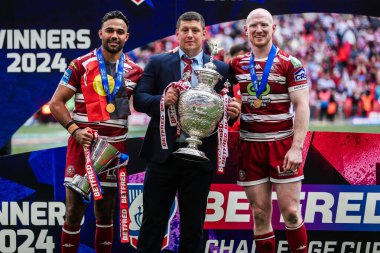 Wigan Warriors, 8 Haziran 2024 'te Wembley Stadyumu' nda oynanan Warrington Wolves vs Wigan Warriors final maçı sonrasında kupanın kaldırılmasını kutladı. 