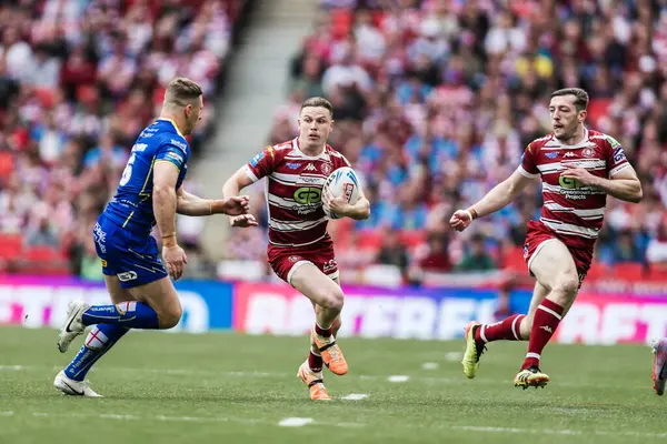 Wigan Warriors 'dan Jai Field, 8 Haziran 2024' te Wembley Stadyumu 'nda oynanan Warrington Wolves vs Wigan Warriors final maçında topla koşar. 