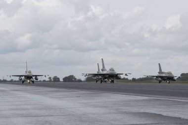 4 General Dynamics F-16 335 Mira Elliniki Polemiki Aeroporia Hellenic Air Force taksisi ile mücadele ediyor. NATO Tiger Meet Spotters 2 gününde AB, Jagel, Almanya 'nın kuzeyinde, 10 Haziran 2024
