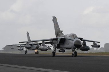 Taktisches Luftwaffen Geschwader 51 Luftwaffe Alman Hava Kuvvetleri taksisinden iki Panavia Kasırgası, NATO Tiger Meet Spotters 2 gününde AB, Jagel, Almanya 'nın kuzeyinde, 10 Haziran 2024