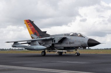 Taktisches Luftwaffen Geschwader 51 Luftwaffe Alman Hava Kuvvetleri Taksileri 'nden Panavia Tornado, NATO Tiger Meet Spotters 2 gününde AB, Jagel, Almanya' nın kuzeyinde, 10 Haziran 2024