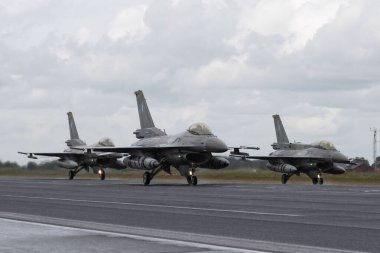 NATO 'nun kuzeyinde Schleswig AB, Jagel, Almanya' nın kuzeyinde 10 Haziran 2024 'te düzenlenen NATO Tiger Meet Spotters Günü sırasında, 335 Mira Elliniki Polemiki Aeroporia Hellenic Air Force taksisinde üç General Dynamics F-16 savaşıyor.