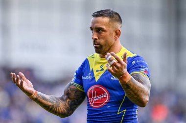 Warrington Wolves 'tan Paul Vaughan, 14 Haziran 2024' te Halliwell Jones Stadyumu 'nda oynanan 14. Warrington Wolves - Salford Red Devils karşılaşması öncesinde kalabalığı cesaretlendiriyor. 